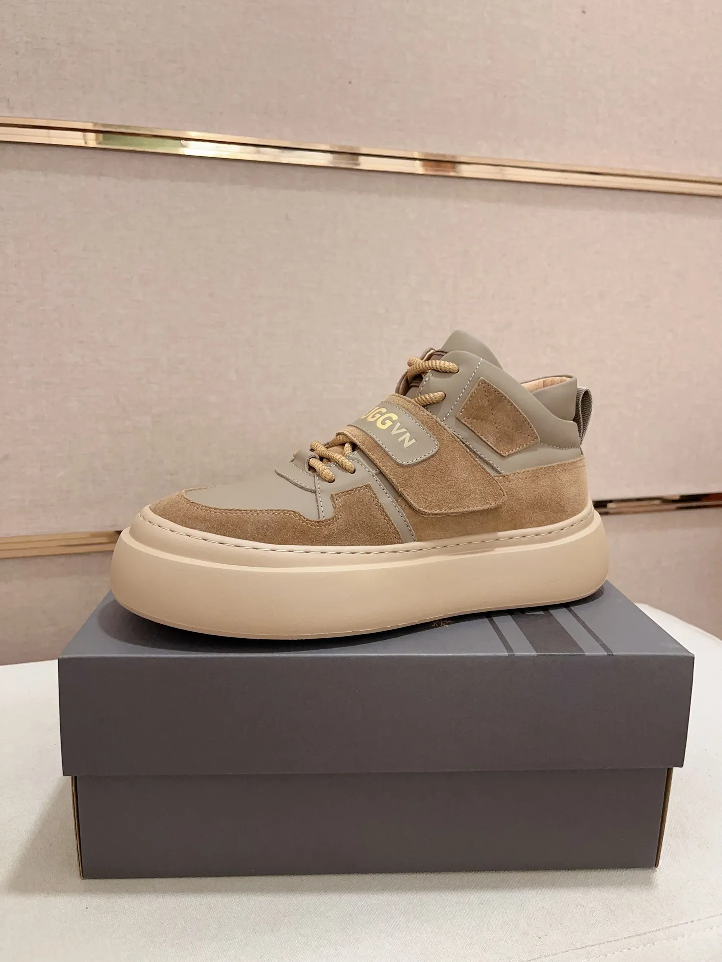 Factory Price: 380 Men's Men's Shoes💰North American Men's Shoes Ugg ☃️In the special sale of new high-quality men's shoes and snow boots in autumn and winter, the nemesis of extreme cold weather! Made of cowhide leather, merino wool lining, and original outsole, whether driving, outdoor or daily wear, there is always one that suits you! Code number 39-44